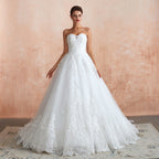 Elegante vestido de novia largo de tul con apliques y corte en A sin tirantes