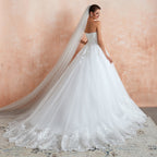 Elegante vestido de novia largo de tul con apliques y corte en A sin tirantes