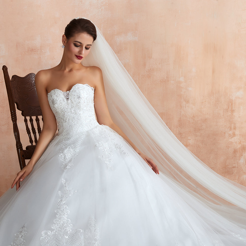 Elegante vestido de novia largo de tul con apliques y corte en A sin tirantes
