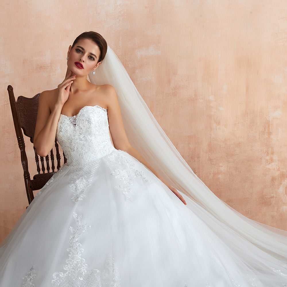 Elegante vestido de novia largo de tul con apliques y corte en A sin tirantes