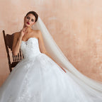 Elegante vestido de novia largo de tul con apliques y corte en A sin tirantes