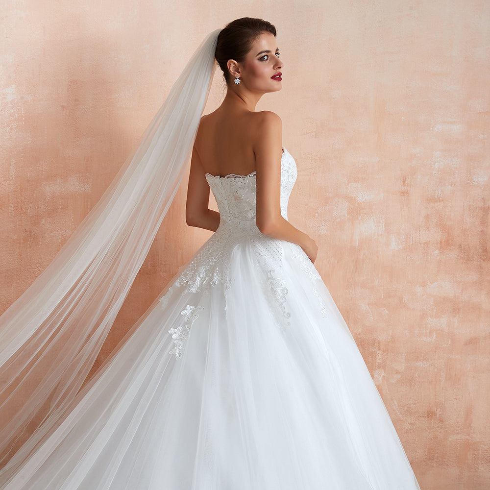 Elegante vestido de novia largo de tul con apliques y corte en A sin tirantes