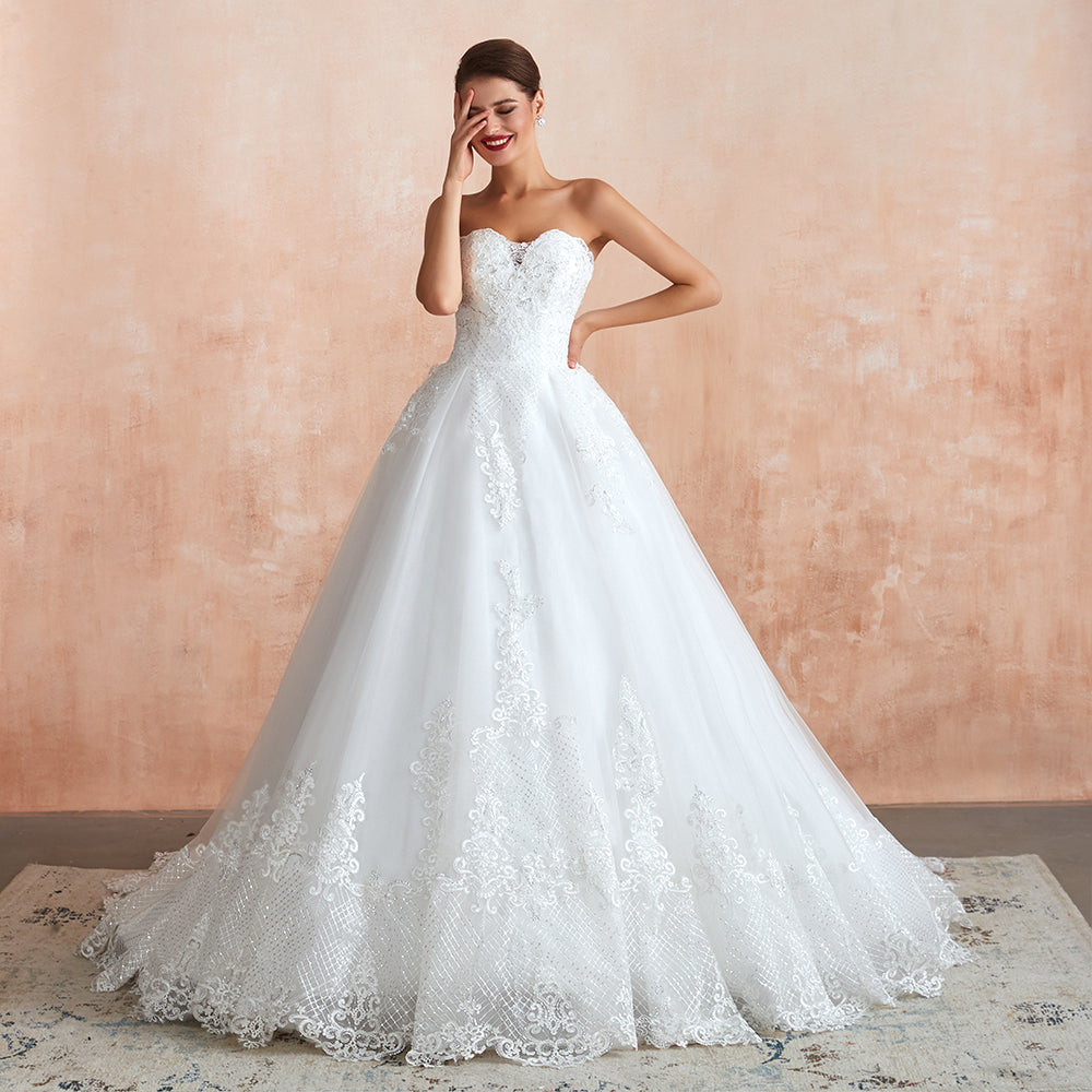 Elegante vestido de novia largo de tul con apliques y corte en A sin tirantes