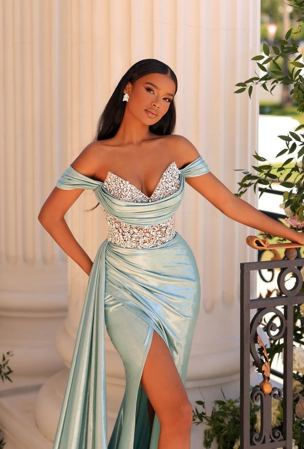 Vestido longo elegante de sereia com decote em V e ombros descobertos, renda e brilhantes, com racha