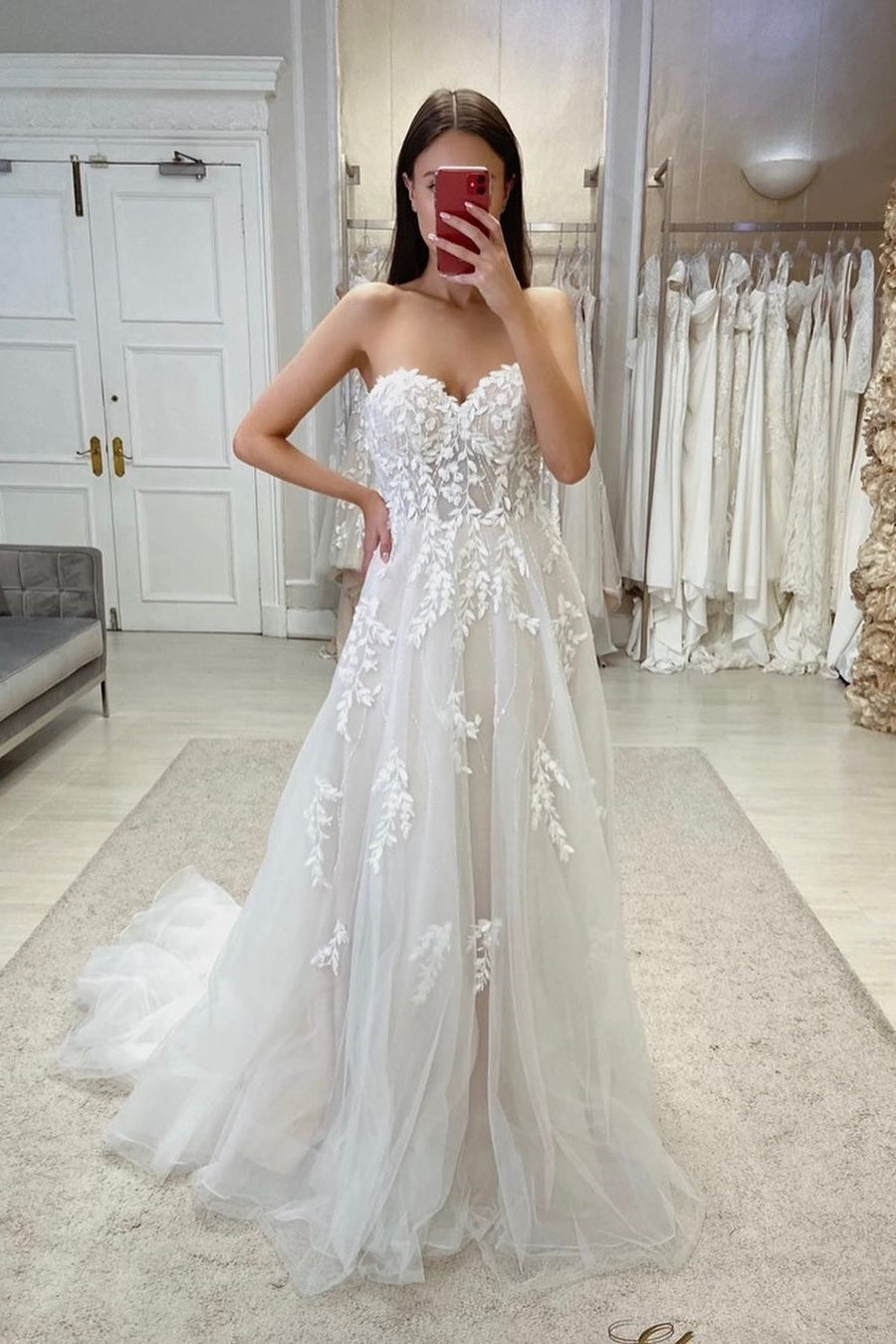 Vestido de Noiva em Tule com Aplicações, Sem Mangas, Corte em A e Renda