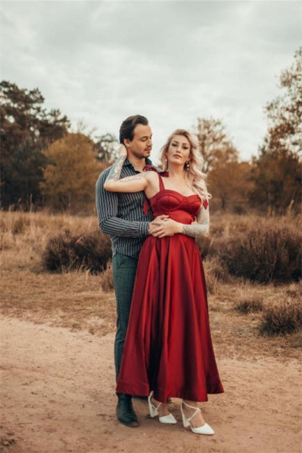 Vestido de fiesta de corte A con tirantes rojos, largo hasta los tobillos y escote corazón
