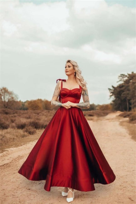 Vestido de fiesta de corte A con tirantes rojos, largo hasta los tobillos y escote corazón