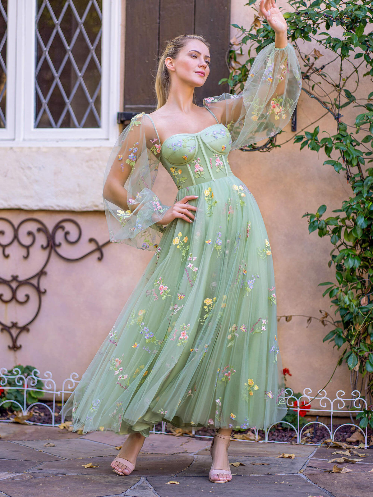 Vestido de fiesta con bordado de enamorados, largo hasta el té, mangas abullonadas de tul y corsé floral