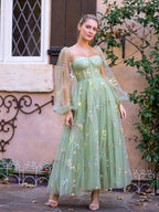 Vestido de fiesta con bordado de enamorados, largo hasta el té, mangas abullonadas de tul y corsé floral