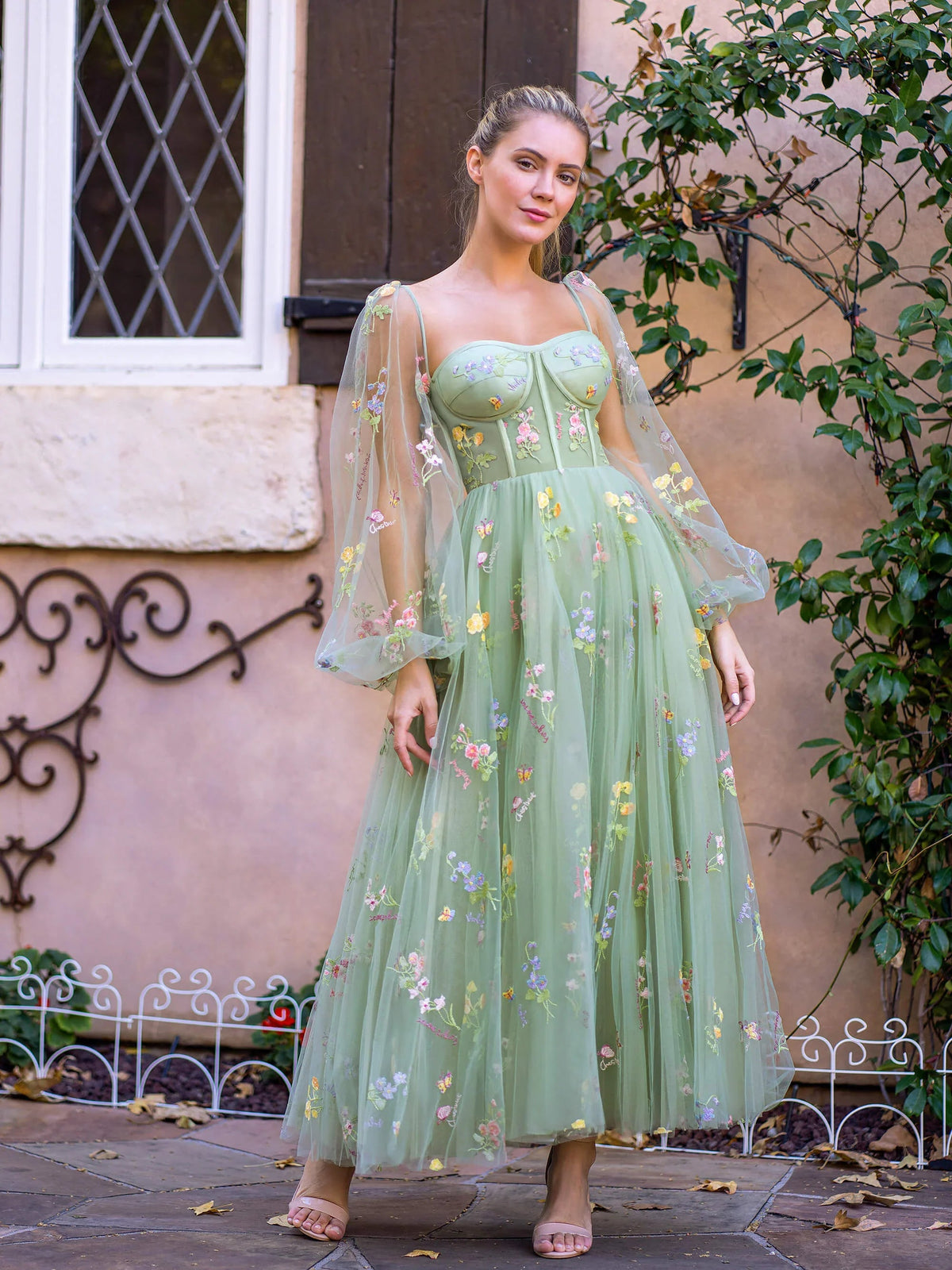 Vestido de fiesta con bordado de enamorados, largo hasta el té, mangas abullonadas de tul y corsé floral