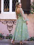 Vestido de fiesta con bordado de enamorados, largo hasta el té, mangas abullonadas de tul y corsé floral