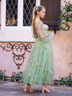 Vestido de fiesta con bordado de enamorados, largo hasta el té, mangas abullonadas de tul y corsé floral
