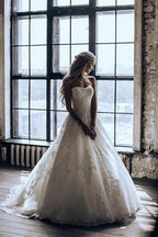 Vestido de Noiva com Saia Rodada, Cauda Arrastada, Tule e Apliques