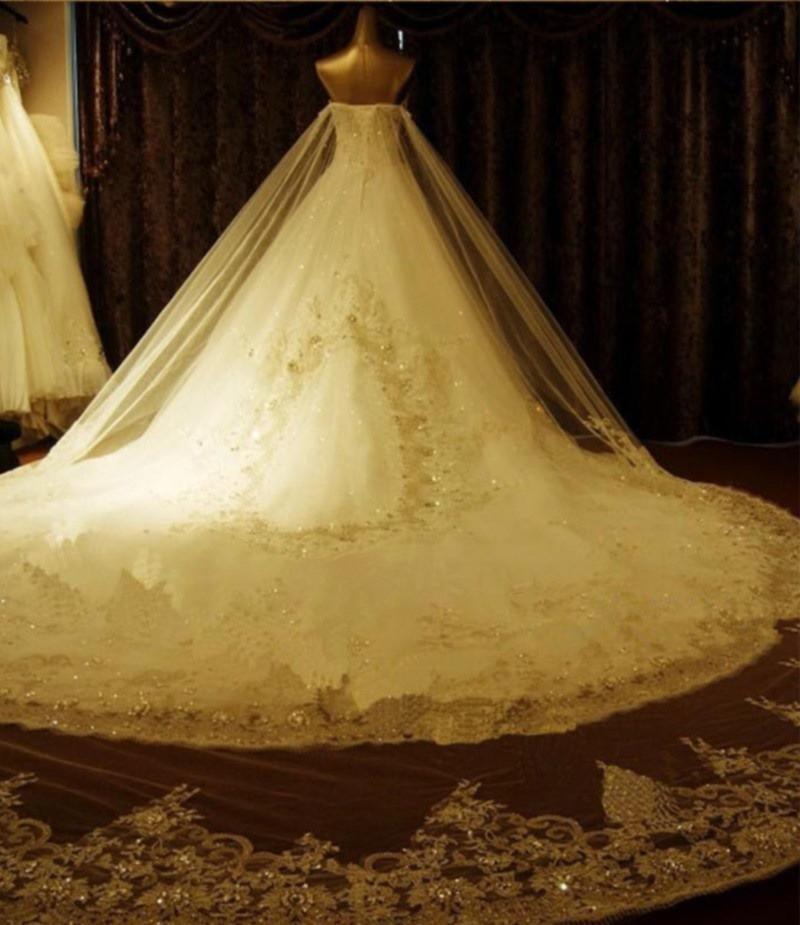Vestido de Noiva com Saia Rodada, Cauda Watteau, Aplicações e Bordados com Contas