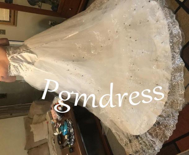 Vestido de Noiva com Saia Rodada, Cauda Watteau, Aplicações e Bordados com Contas