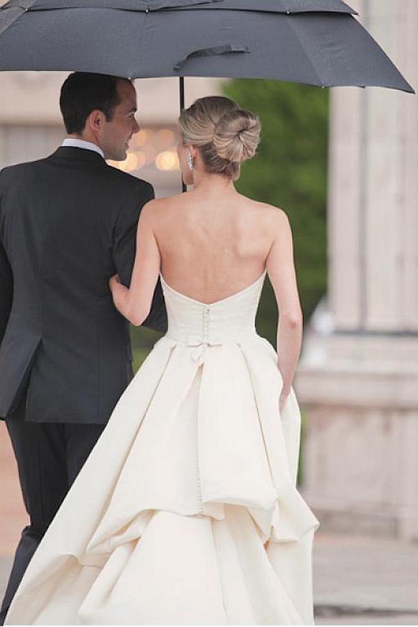 Vestido de novia de satén color marfil con cola de corte en forma de corazón y fruncido