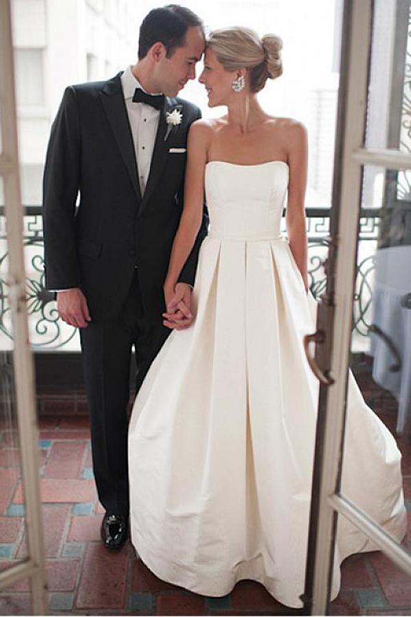 Vestido de novia de satén color marfil con cola de corte en forma de corazón y fruncido