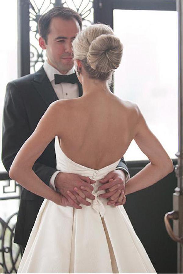 Vestido de novia de satén color marfil con cola de corte en forma de corazón y fruncido