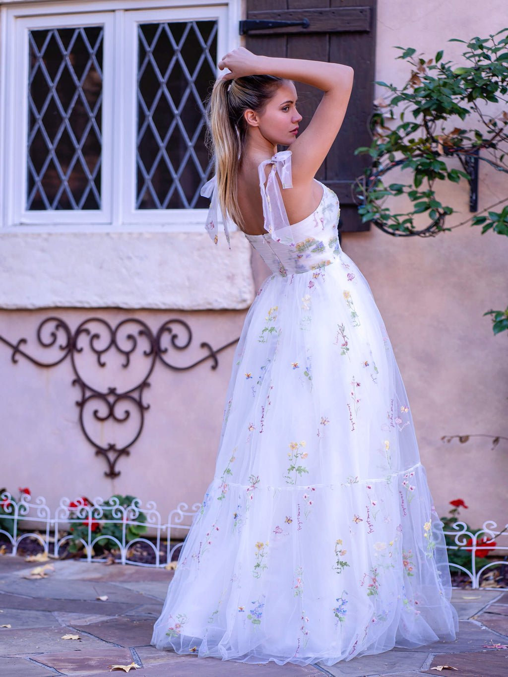 Abito da sera lungo fino al pavimento in tulle con ricamo floreale e scollo a cuore