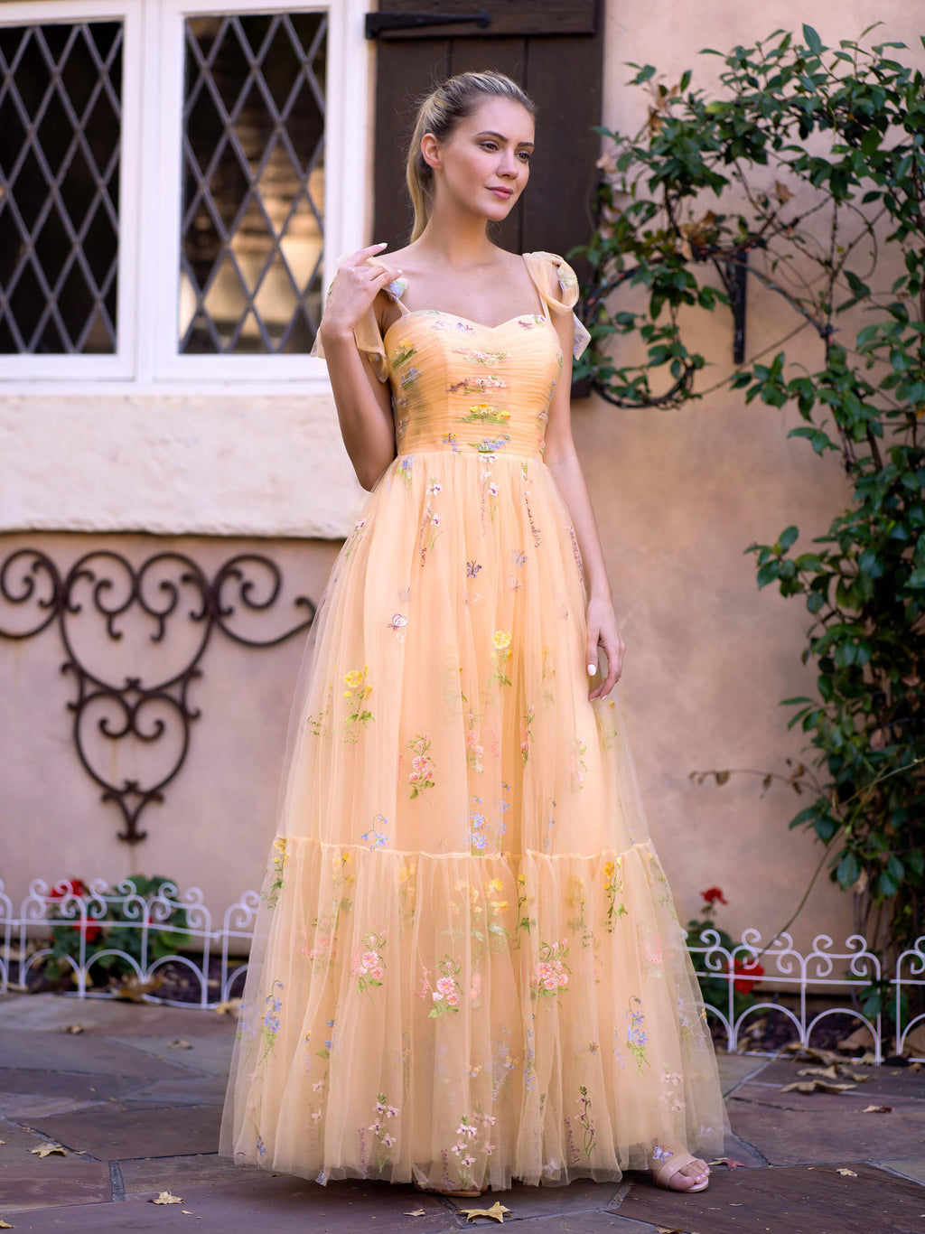 Abito da sera lungo fino al pavimento in tulle con ricamo floreale e scollo a cuore