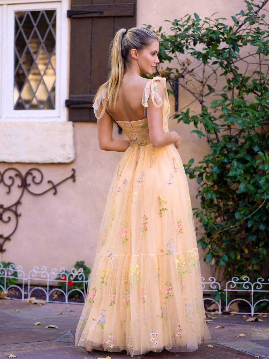 Abito da sera lungo fino al pavimento in tulle con ricamo floreale e scollo a cuore