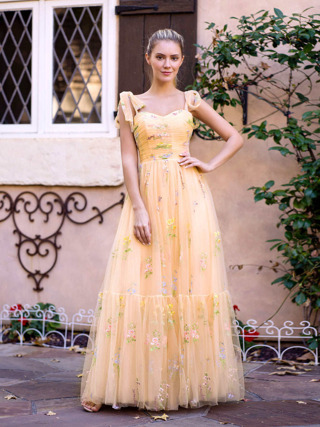 Abito da sera lungo fino al pavimento in tulle con ricamo floreale e scollo a cuore