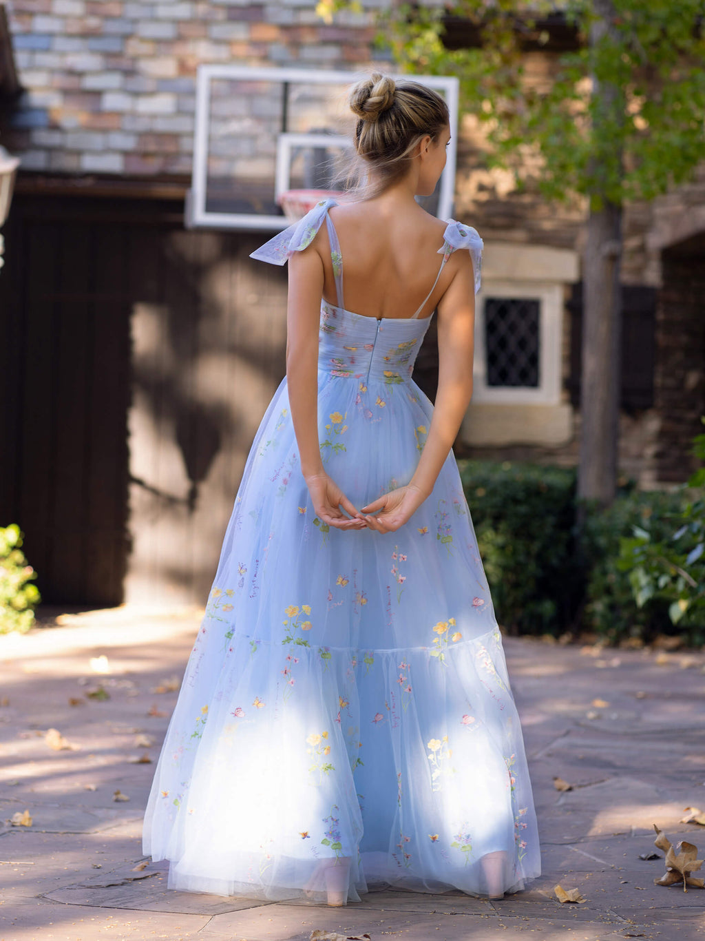 Abito da sera lungo fino al pavimento in tulle con ricamo floreale e scollo a cuore