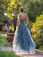 Abito da sera lungo fino al pavimento in tulle con ricamo floreale e scollo a cuore