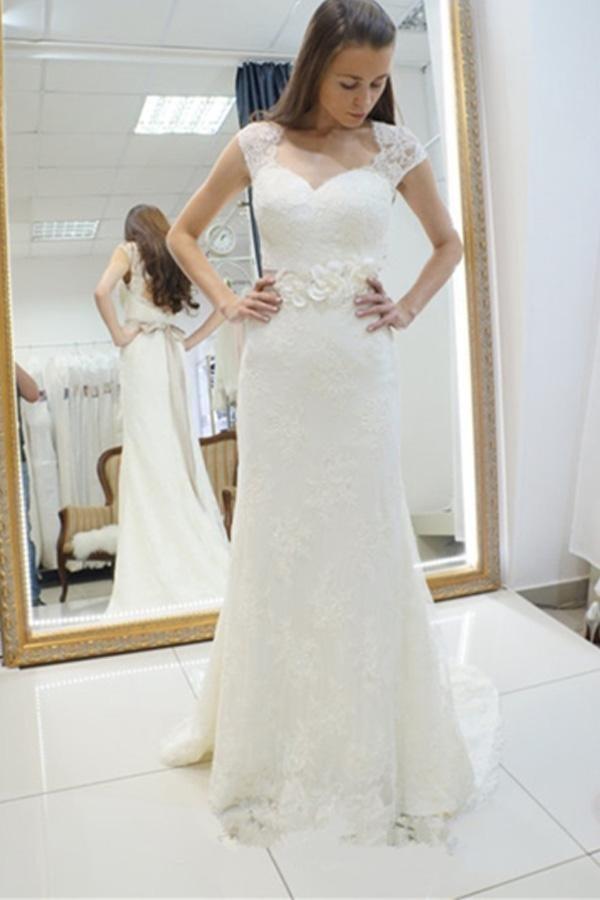 Abiti da sposa sirena con cinture e applicazioni in pizzo a cuore