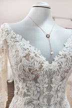 Vestido de noiva de sereia de tule de manga comprida em forma de coração marfim com contas de renda