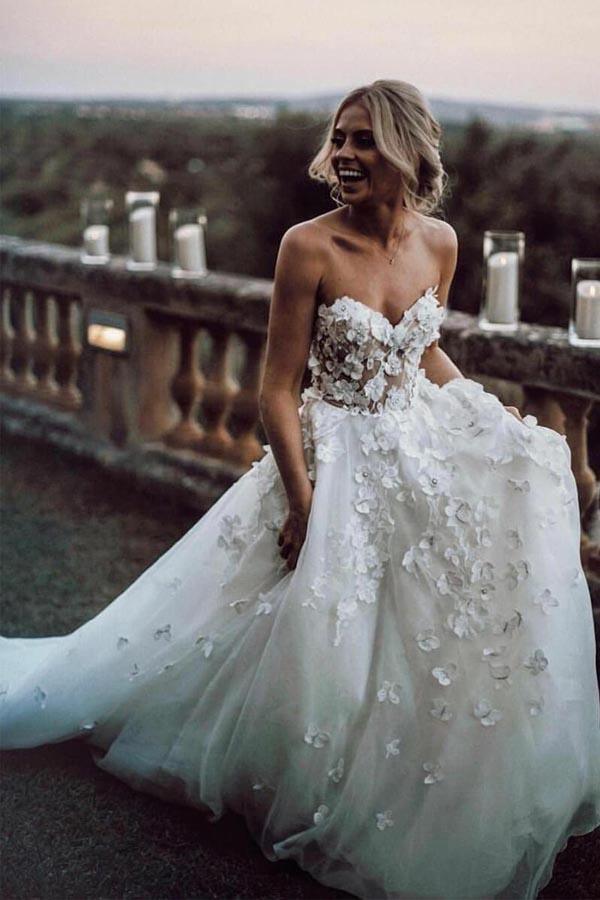 Vestidos de novia de tul con escote corazón y apliques