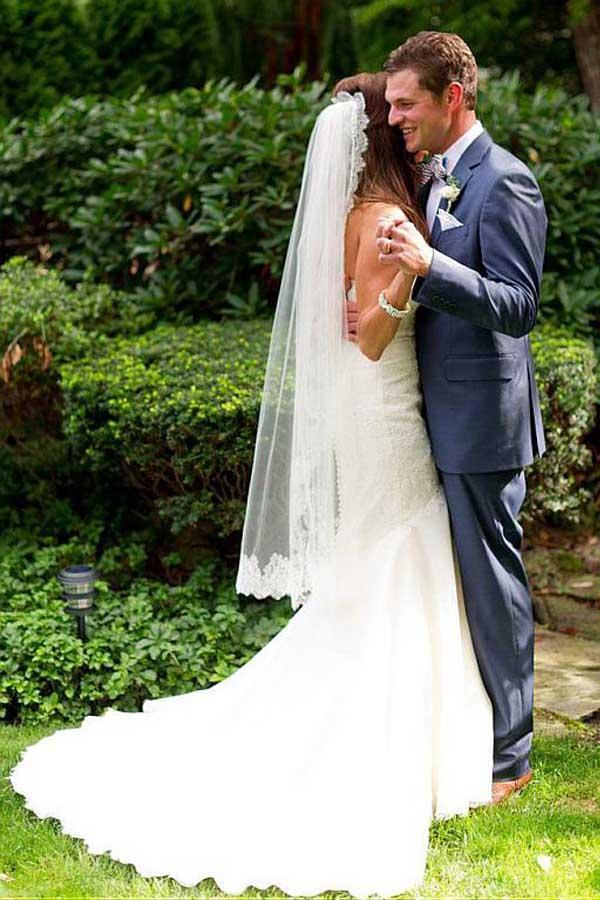 Abiti da sposa a sirena con scollo a cuore e applicazioni di pizzo