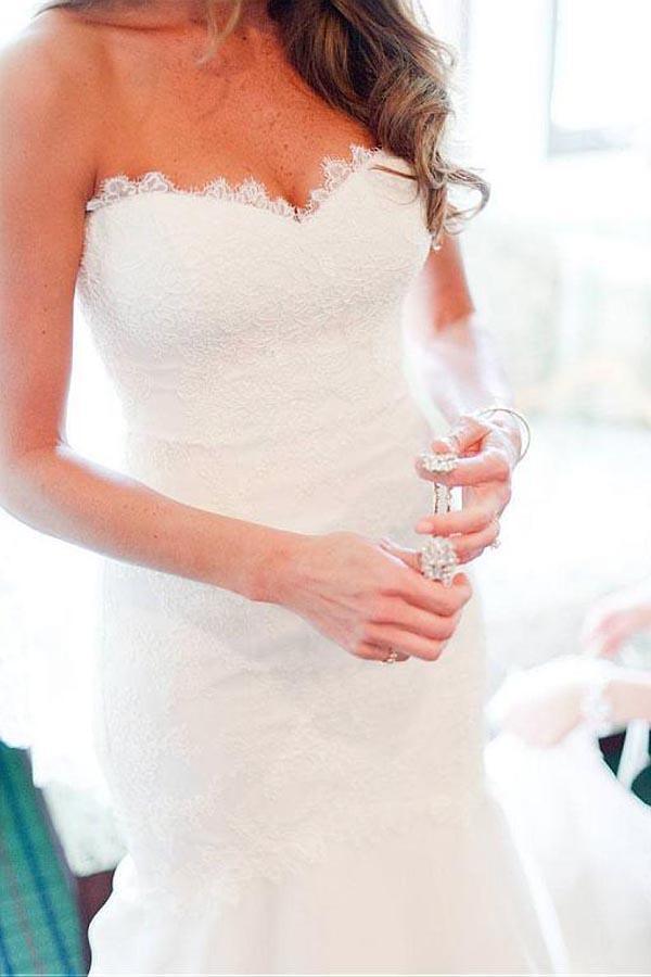 Abiti da sposa a sirena con scollo a cuore e applicazioni di pizzo