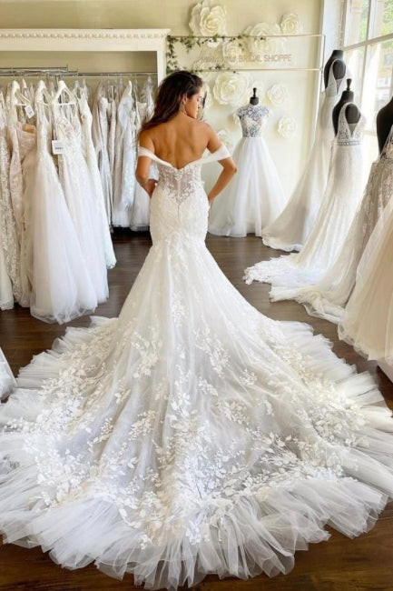 Abito da sposa sirena con scollo a cuore e spalle scoperte, tulle e applicazioni di pizzo