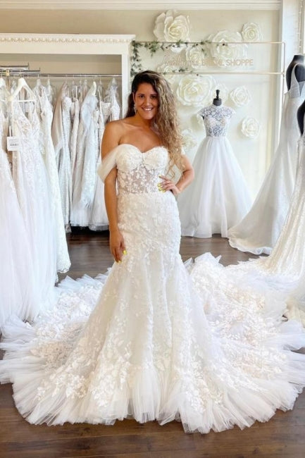 Abito da sposa sirena con scollo a cuore e spalle scoperte, tulle e applicazioni di pizzo