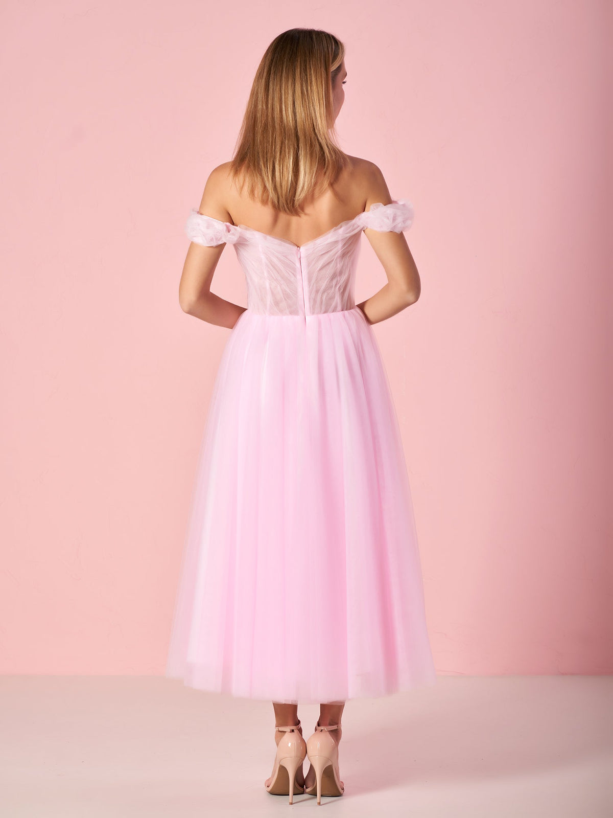 Abito da sera in tulle con scollo a cuore e spalle scoperte, lunghezza al tè