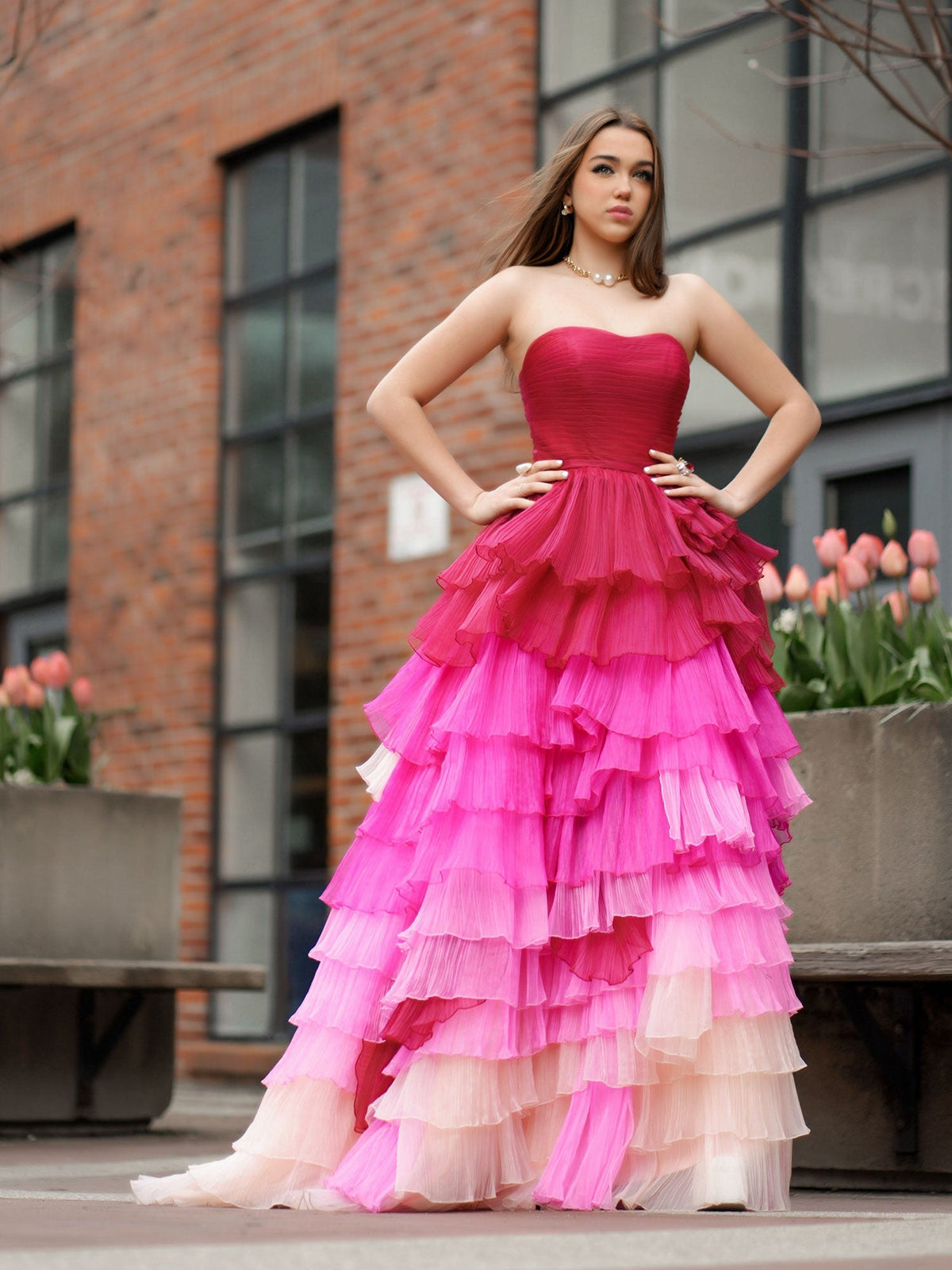 Vestido longo de baile com corpete franzido e folhos