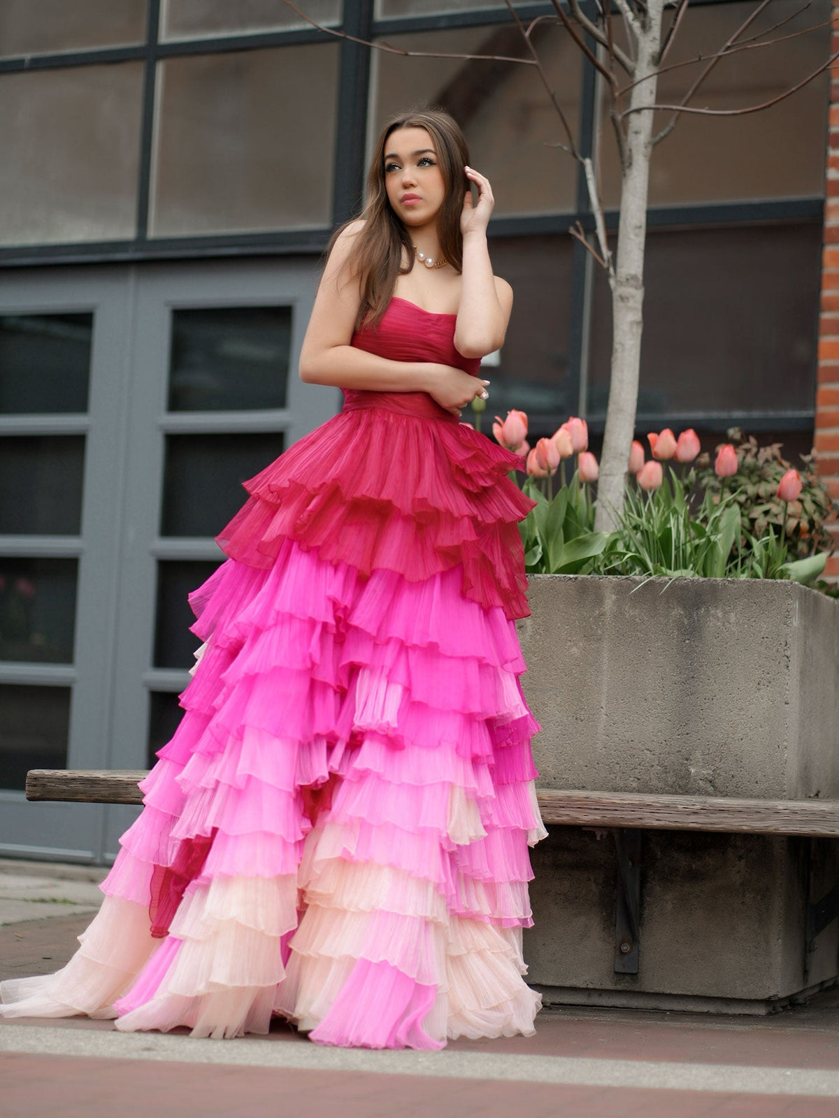 Vestido longo de baile com corpete franzido e folhos