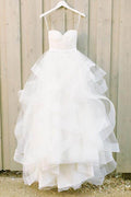Abito da sposa a linea ad A in tulle con balze a cuore