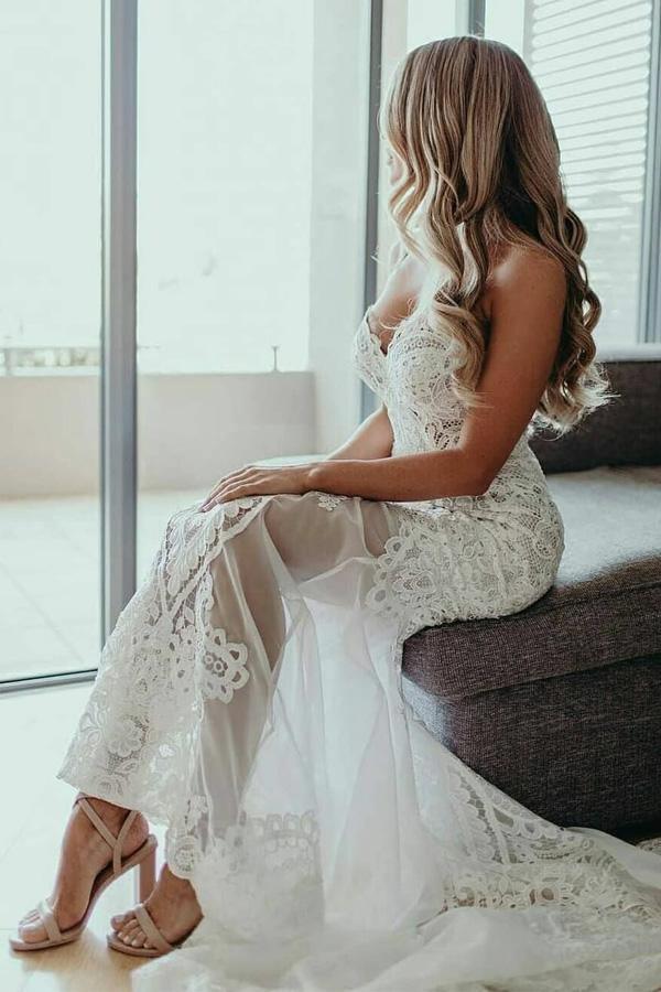 Abito da sposa a colonna con applicazioni di pizzo a forma di cuore per matrimonio in spiaggia