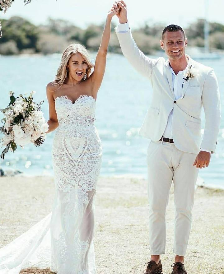 Abito da sposa a colonna con applicazioni di pizzo a forma di cuore per matrimonio in spiaggia