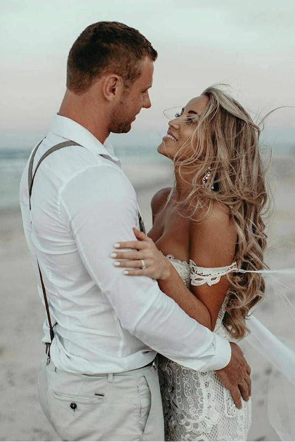 Abito da sposa a colonna con applicazioni di pizzo a forma di cuore per matrimonio in spiaggia