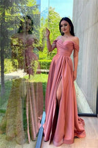 Vestido de fiesta sencillo de corte A, largo y con hombros descubiertos y abertura.
