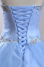 Vestido de novia azul claro sin mangas con escote corazón y cuentas
