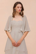 Vestido cinzento curto de dama de honor sem mangas com xales de chiffon