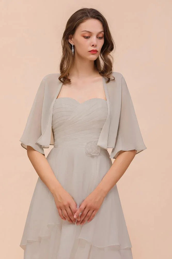 Vestido cinzento curto de dama de honor sem mangas com xales de chiffon