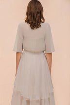 Vestido cinzento curto de dama de honor sem mangas com xales de chiffon