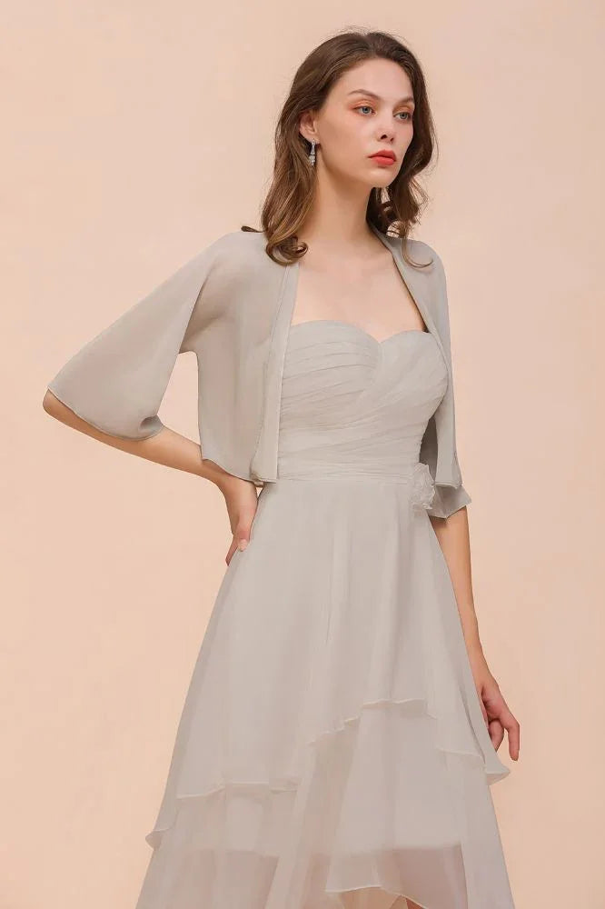 Vestido cinzento curto de dama de honor sem mangas com xales de chiffon