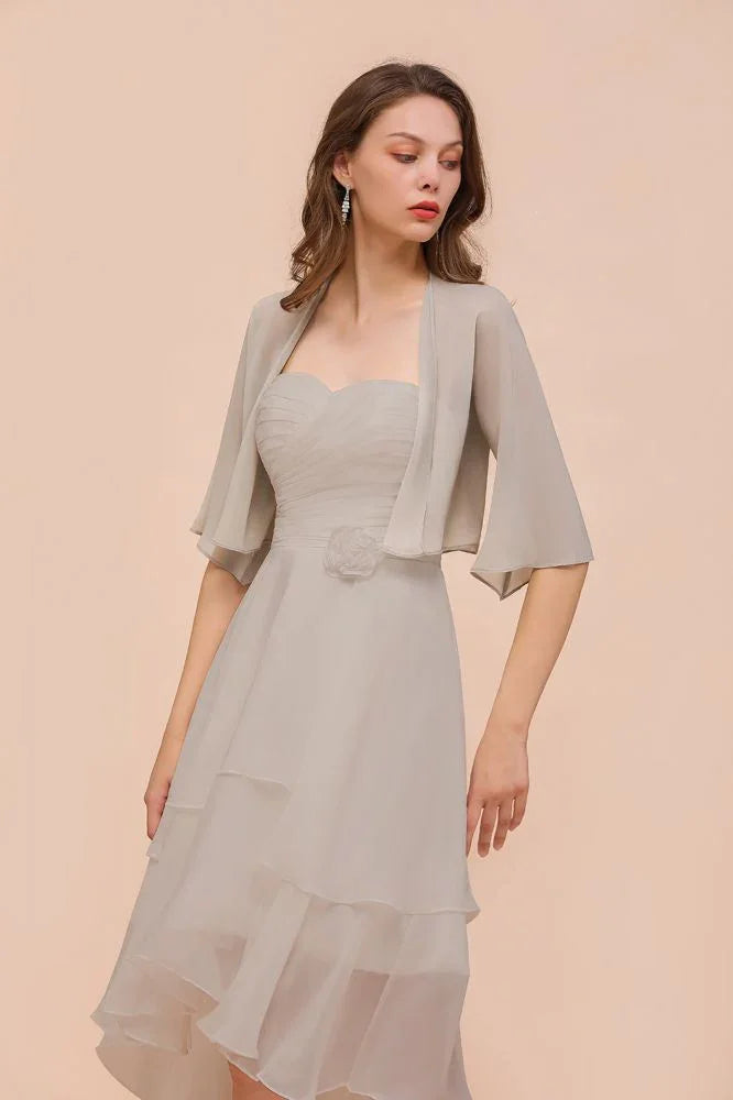 Vestido cinzento curto de dama de honor sem mangas com xales de chiffon