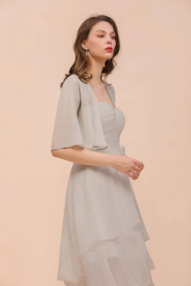 Vestido cinzento curto de dama de honor sem mangas com xales de chiffon